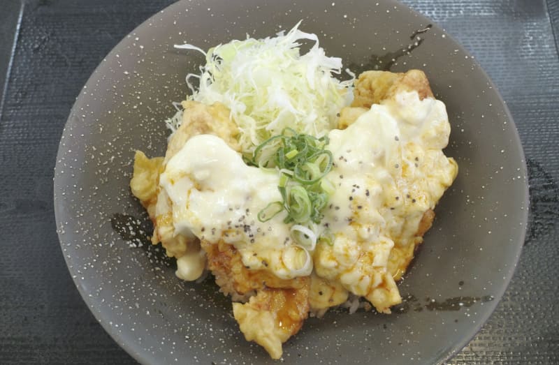 「タルタルとり天丼」は、兎にも角にも具の絵力強々！