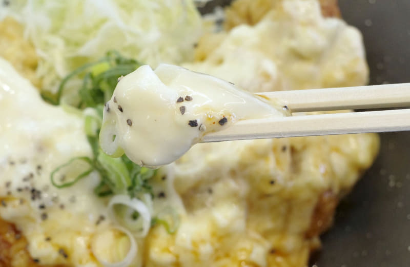 料理の味の方向性を定めるタルタルソースは、タルタルソースにつきものなマヨネーズ＆玉ねぎとあわせて胡椒が入って後味がキリッと引き締まります！