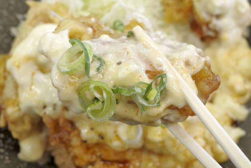 とり天は鶏肉の旨味の強さを活かしつつもチキン南蛮を彷彿とさせるタレ、青ねぎ、タルタルソースの味がのってご飯が恋しくなります！