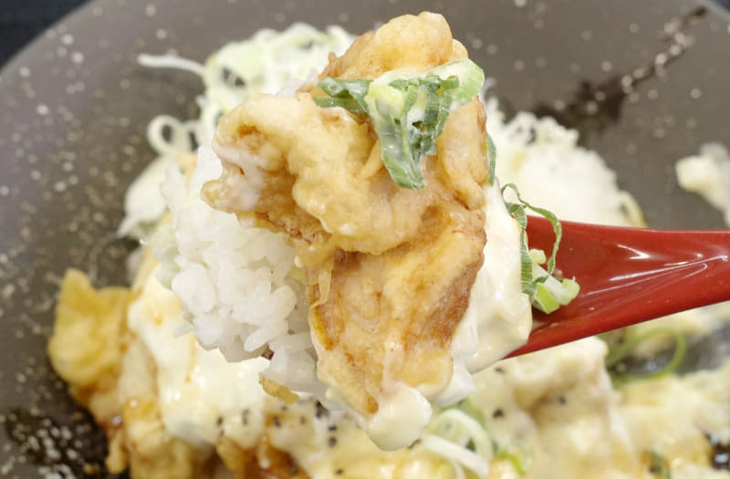 名実ともに「タルタルとり天丼」として喰らうことで、とり天とタルタルソースの味をご飯で余すことなくキャッチしてウマウマ！