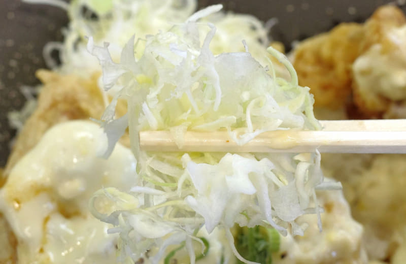 千切りキャベツはとり天を食べたあとに挟み込むのがベスト！