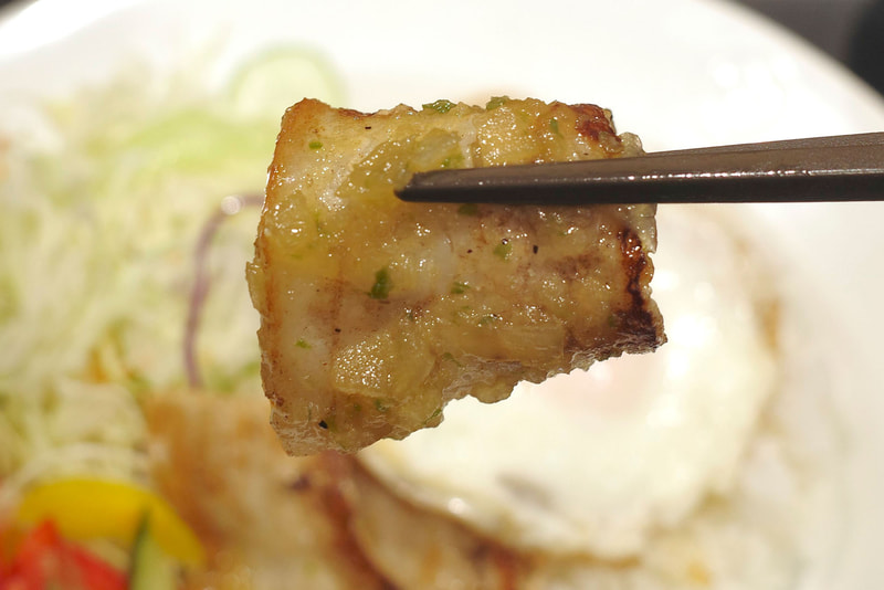 力強い塩気と辛味が主張するピリ辛ヌクマムソースのおかげで、ポークソテーはご飯のお供に最適化されます!