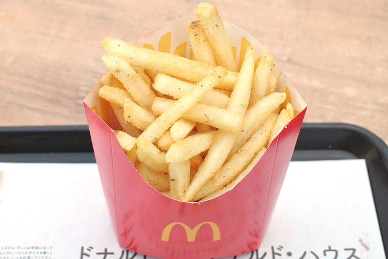 まんべんなく「シャカシャカポテト じゃがバタシーズニング」が「マックフライポテト」にかかったタイミングで紙箱へリターン！