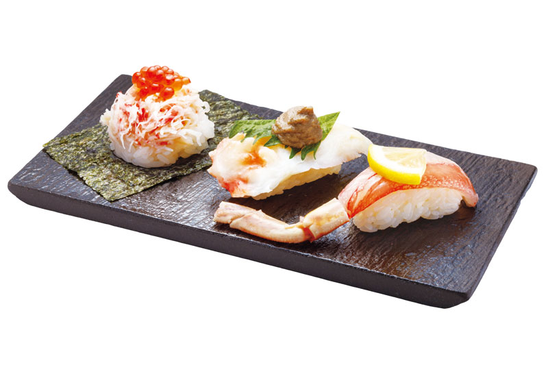 「かに三昧」748円(税込)<br>・ずわいがにつつみ(いくらのせ)<br>・タラバガニのふんどし(大葉かにみそのせ)<br>・生本ずわいがに