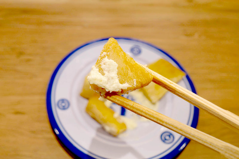 「キャッサバ芋フライ」はフライドポテトよりも幾分さっぱりテイストで、味付けのココナッツソースのおかげで南国ムードがマシマシに！