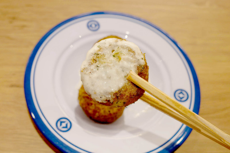 「ファラフェル」は潰して揚げたひよこ豆とスパイスの香ばしさ、鋭い塩気のホワイトソースが絡んで冷たいドリンクが飲みたくなる味！