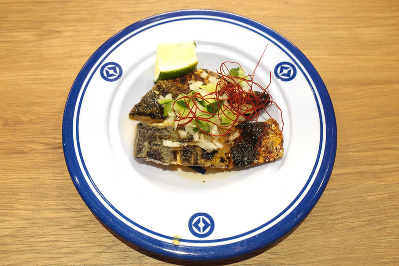 「マケロ」は焼いたサバに糸唐辛子、刻んだにんにくをセットしたおかずメニュー！