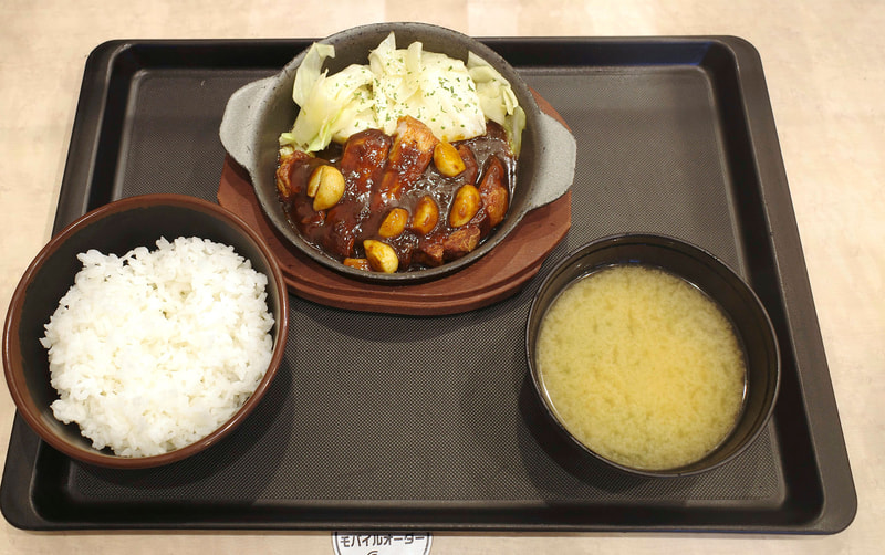 「にんにく醤油の揚げる豚テキ定食」には豚テキ、キャベツ、ご飯、みそ汁がついてきます！