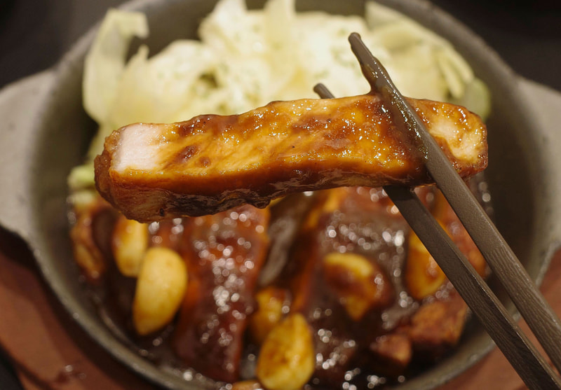 豚テキは衣の歯ざわり、豚ロース肉の旨味、にんにく醤油の効き具合に至るまでグー！