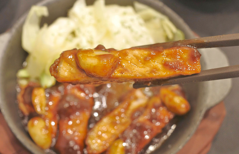 豚テキとにんにく醤油のペアに素揚げしたにんにくを加えることで、ご飯が恋しくなる味にパワーアップ！