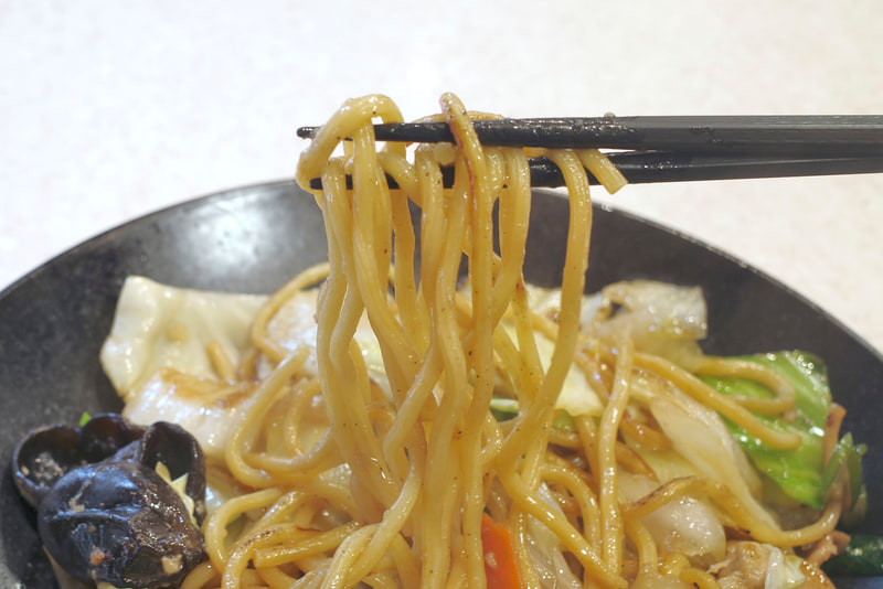 麺は適度なモチモチ感と、オイスターソースと魚介出汁の味が芯まで染みて旨し！