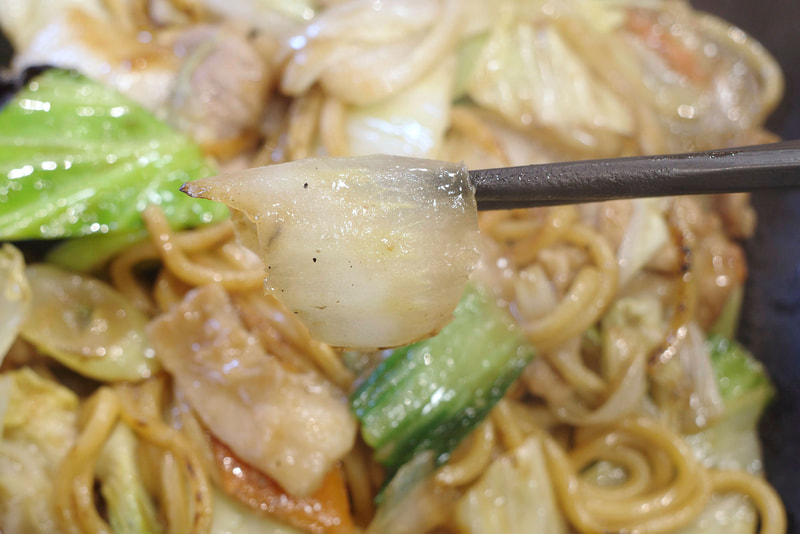 白菜は麺以上にオイスターソースと魚介出汁の風味が浸透して味濃いめ！