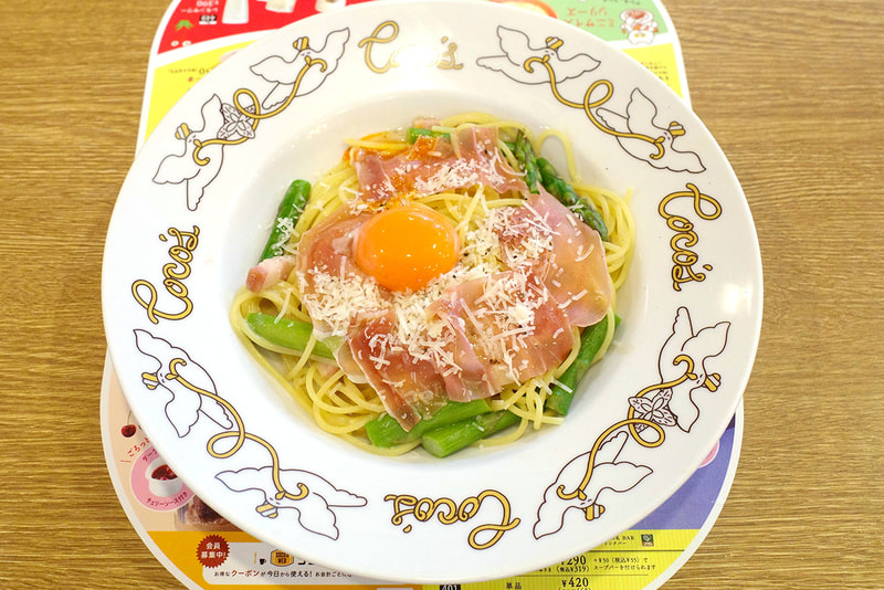 パスタの姿を覆い隠さんばかりにアスパラガス、チーズをデコレーションした熟成生ハム、茜美人ブランドの卵黄！