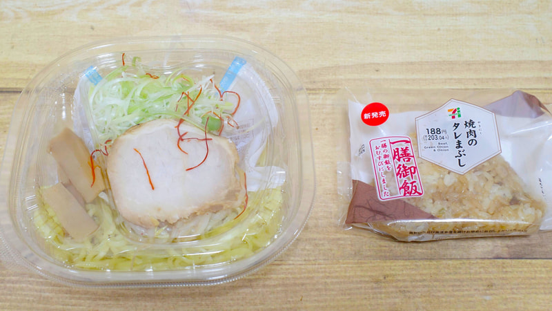 写真左手が「冷し煮干し醤油ラーメン」、写真右手が「一膳御飯おむすび 焼肉のタレまぶし」