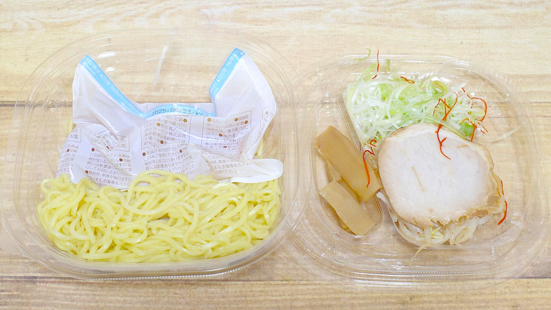「冷し煮干し醤油ラーメン」は、食べる直前でスープと具を麺に盛り付けるスタイルを採用！