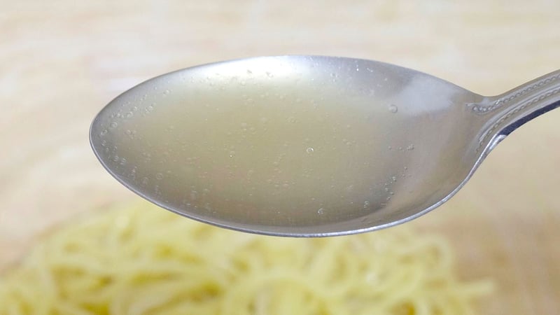 スープは醤油の塩気、煮干し出汁と昆布出汁の旨味が一体となってめちゃんこ美味！