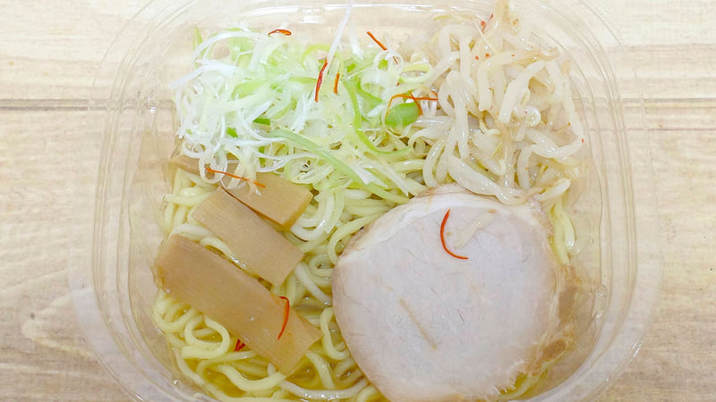 具を麺の上にのせたら食事を再開！