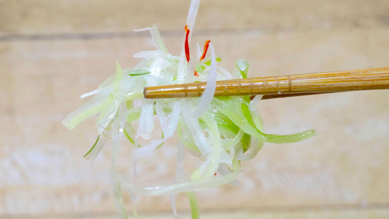 白髪ねぎは辛味強めな糸唐辛子が仕込んであるのがミソ！