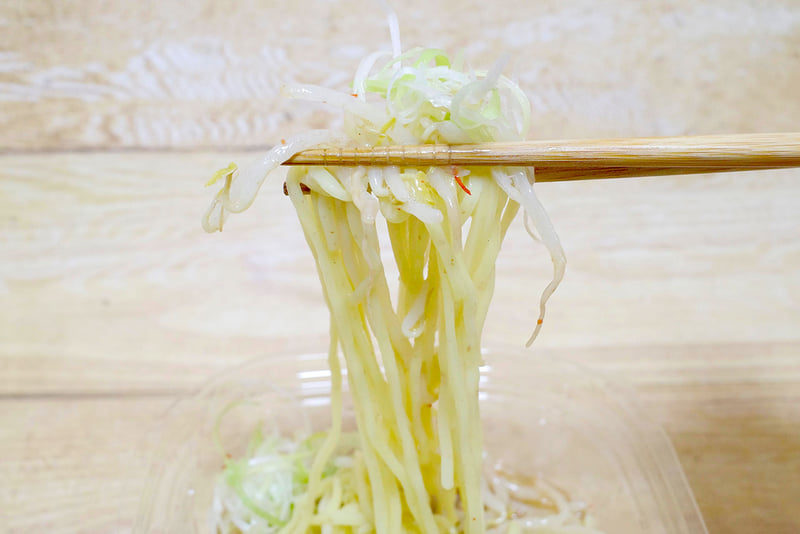 麺を堪能する際にはもやし、白髪ねぎ＆糸唐辛子を絡めるのがベスト！