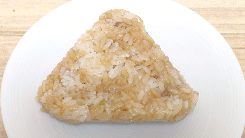 「一膳御飯おむすび 焼肉のタレまぶし」は手にした瞬間にずっしりと重みを感じます！