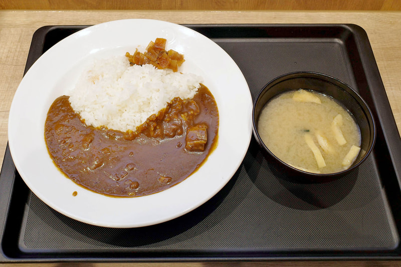 店内飲食では「欧風牛タンカレー」にもみそ汁がついてきます！