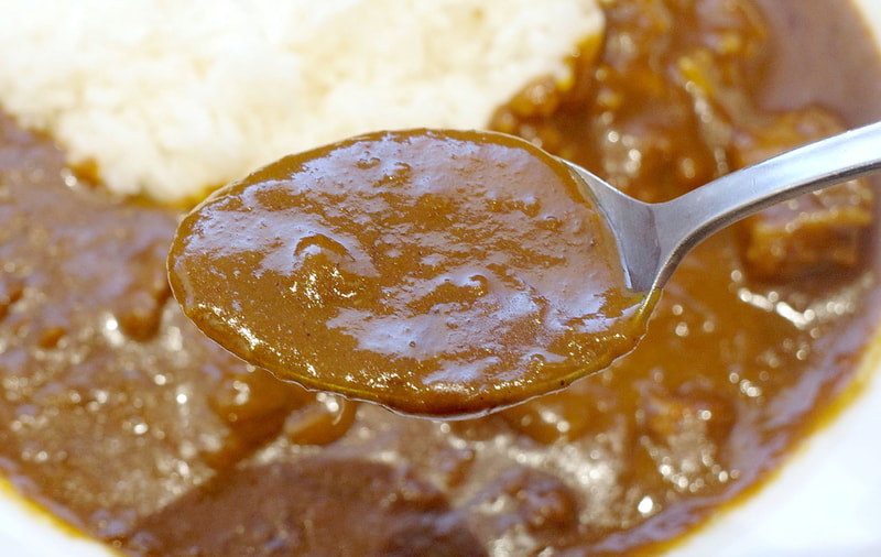 カレールーはフォンドボーが味のベースとなっているので旨味がパワフルかつ、時間差で甘味、塩気、辛味が押し寄せてウマー！