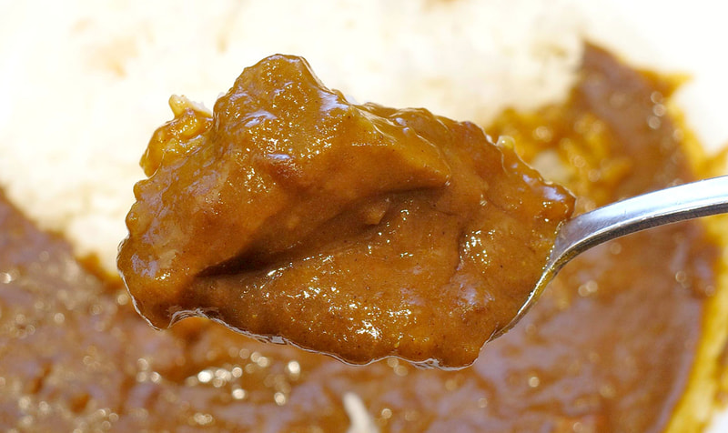 具なしのカレーライスも悪くありませんでしたが、濃密な旨味を秘めた牛タンを乗せることで美味しさがマシマシに！