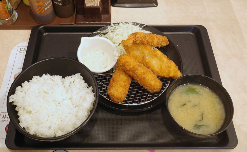 「海鮮盛り合わせ定食(イカ・白身・海老)」にはイカフライ、白身魚フライ、海老フライ、タルタルソース、千切りキャベツにご飯、みそ汁がついてきます！