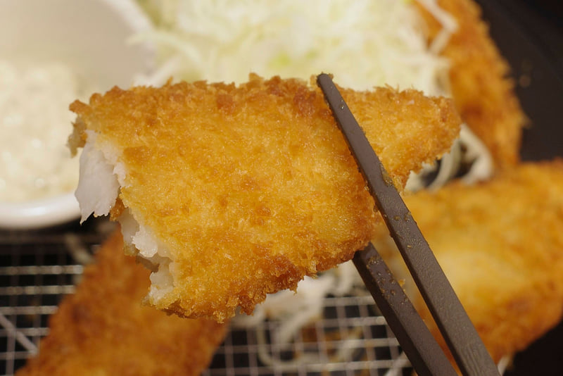 白身魚フライは素材の持つ旨味が少ないので、即タルタルソースを絡めてつまむべし！