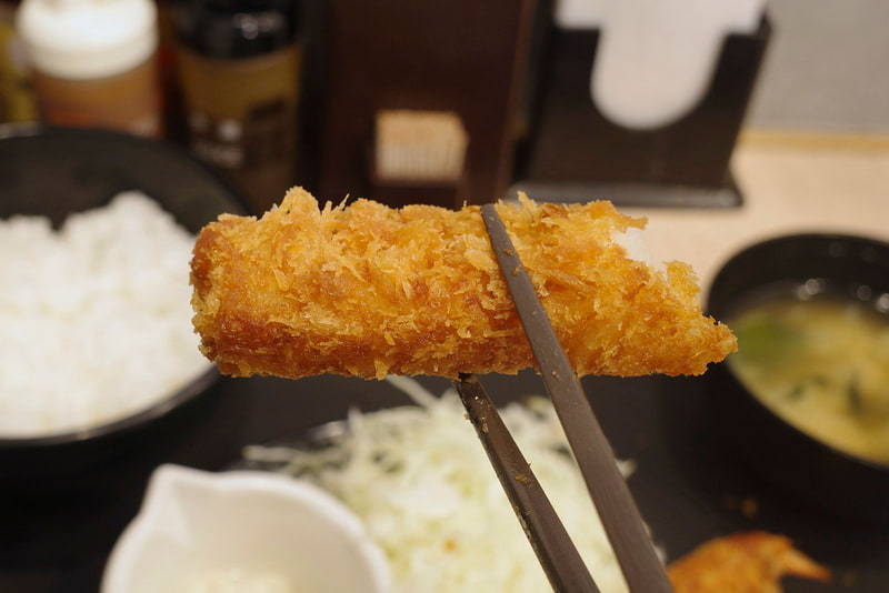 海老フライは衣の荒々しさ、海老のハリ含めてバランスグッド！