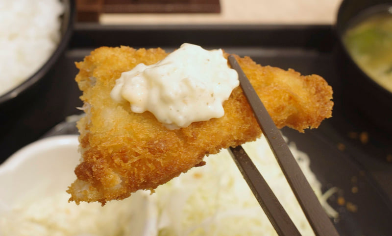 身の旨味が軽めな白身魚フライはタルタルソースをたっぷりディップすることを推奨！