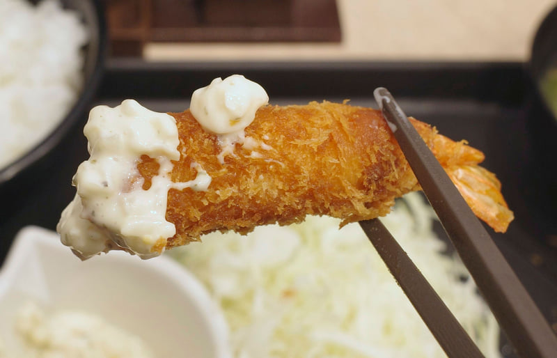 海老フライは白身魚フライと同様にタルタルソースをガッツリのせてほおばる！