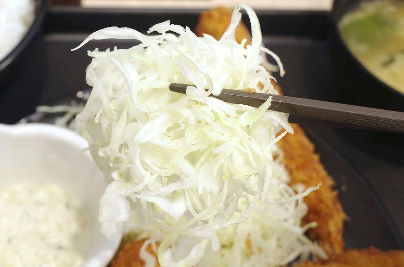 涼し気な千切りキャベツは揚げ物のあとの箸休めにピッタリ！