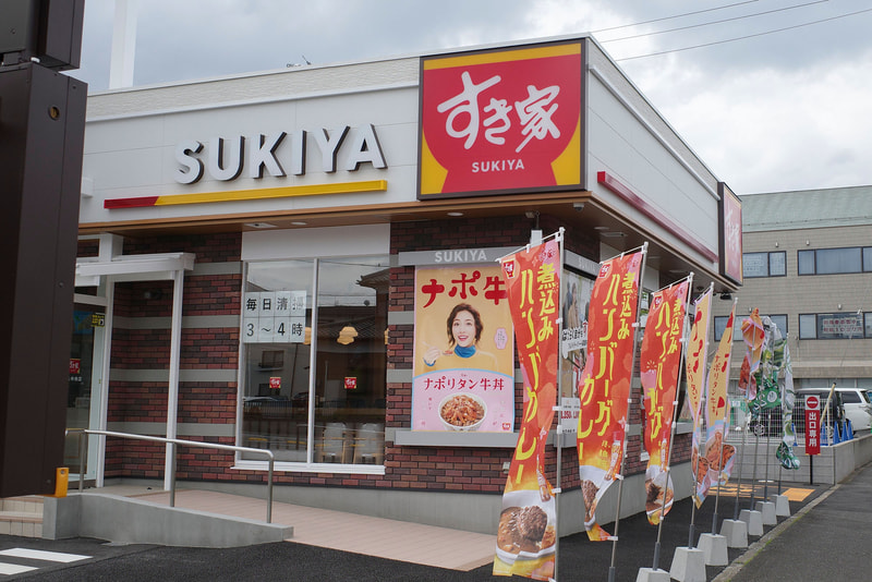 店舗入口付近では幟で「煮込みハンバーグカレー」を、ポスターで4月22日発売の「ナポ牛」を訴求！