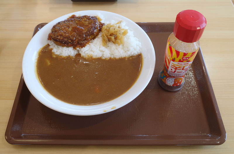 「煮込みハンバーグカレー」には「すき家の特製辛口ソース」がついてきます！