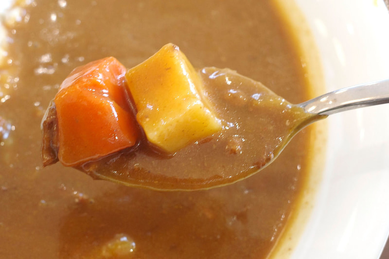 カレールーは辛味が少なく甘さが先行しつつも、香辛料のアロマ、酸味、塩気、旨味と具の食感や持ち味も体感できて美味！