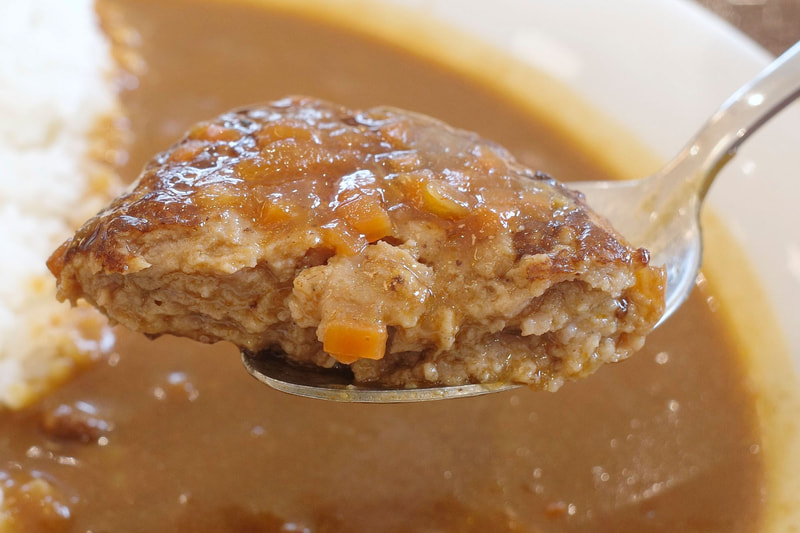 煮込みハンバーグは油分少なめなお肉を使用しているためか、思いのほかさっぱりテイスト！