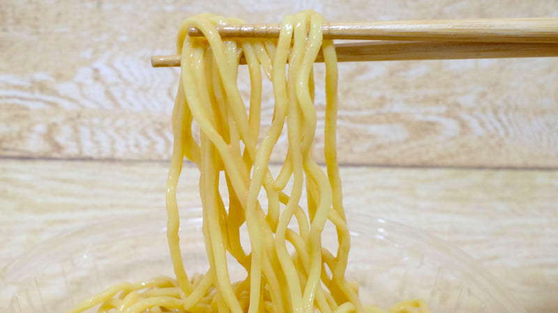 麺は太めで柔らかく、味噌と唐辛子の味が爆ぜるタレがマッチして美味！