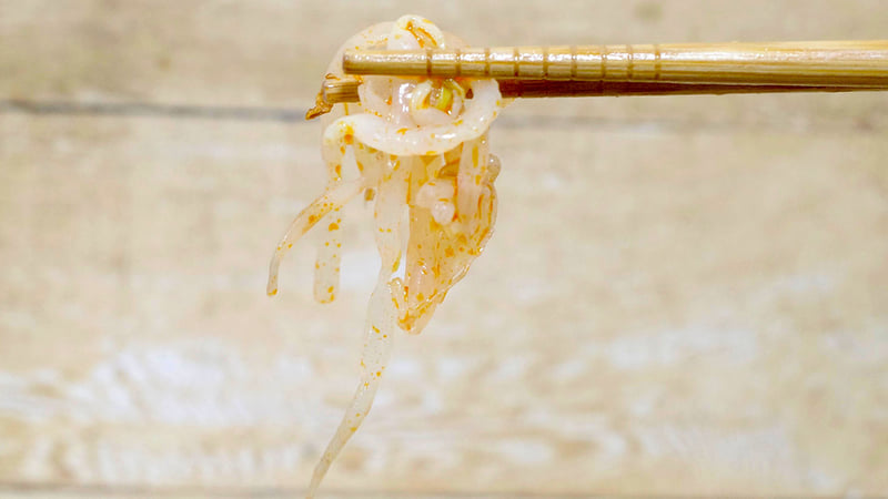 もやしは下茹でした上に、ラー油の味補正がかかって辛めのナムルっぽい味！