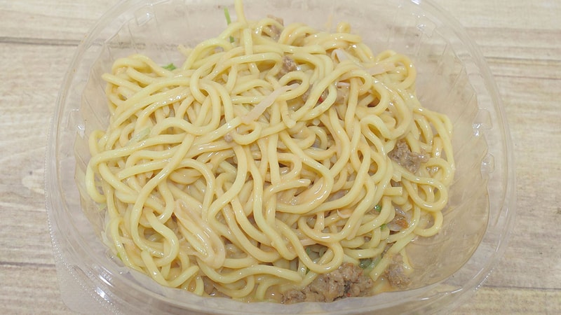 麺にタレとあわせて具もMIX！