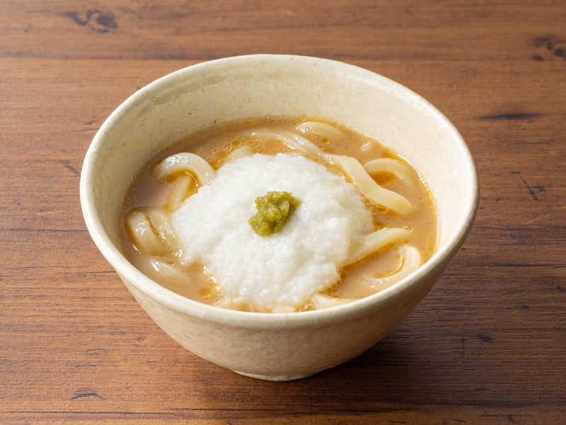 「味噌とろろうどん」。お肉や野菜の旨味がつまっただしに、とろろ・うどんを入れ、柚子胡椒を合わせて味わえます