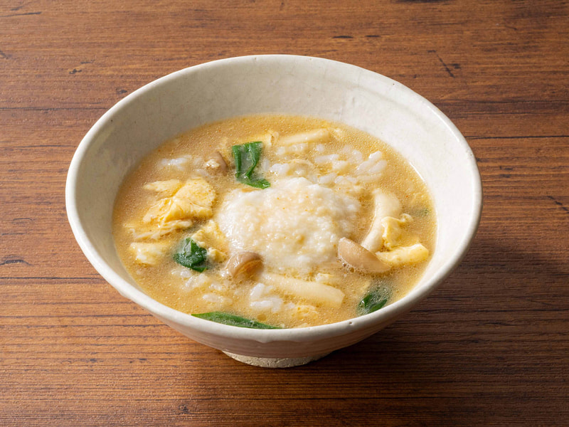 「ふわふわ味噌雑炊」。残っただしにご飯を入れて、とろろ＆玉子(1個＋税込55円)を投入。ふわっふわな雑炊を楽しめます