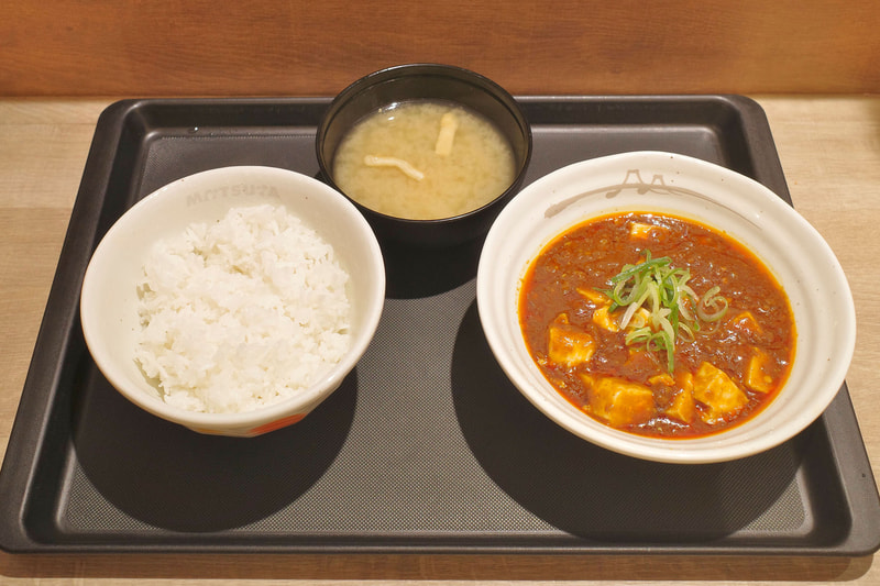 「本格四川風麻婆豆腐」には麻婆豆腐、ご飯、みそ汁がセットされています！