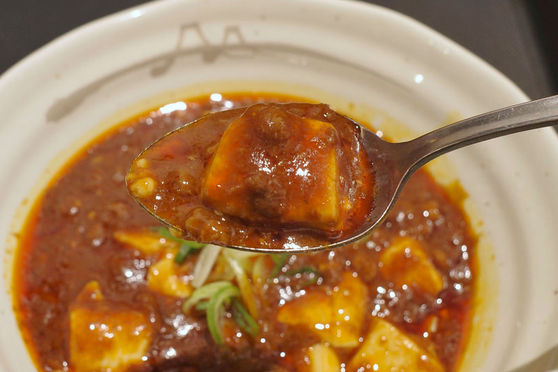 麻婆豆腐として味わうことで麻婆餡の強すぎる辛味を豆腐で受け止めてご飯のお供にピッタリな美味しさに変身！