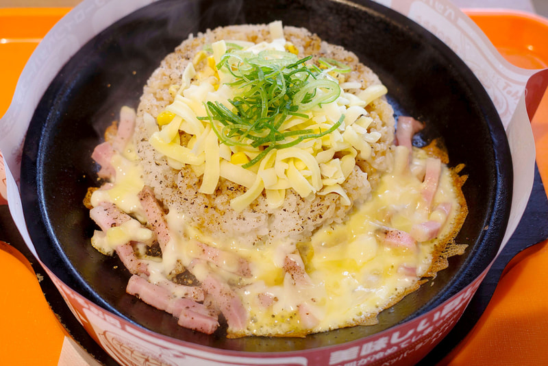鉄板で加熱されたことで生じたチーズの焦げた姿が食欲をかき立てます