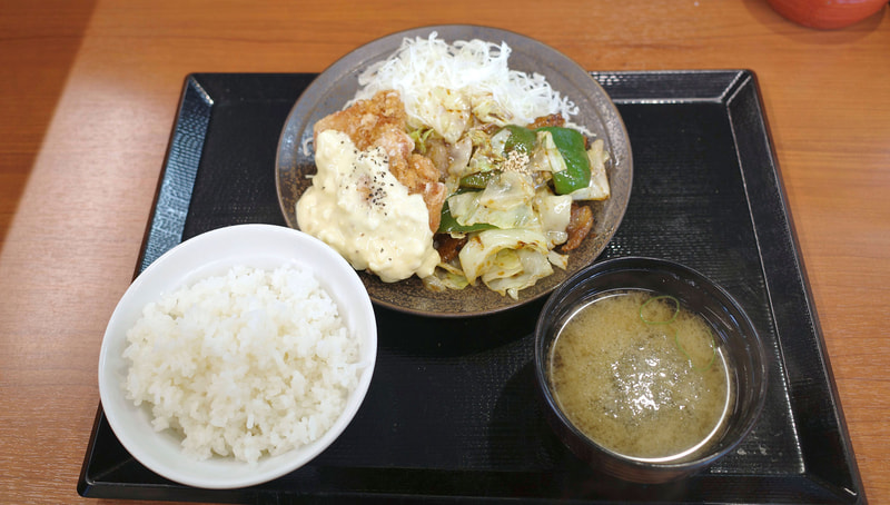 「生姜醤油からあげのタルタル回鍋肉定食」には生姜醤油からあげとタルタルソース、回鍋肉、千切りキャベツ、ご飯、みそ汁がセットになっています