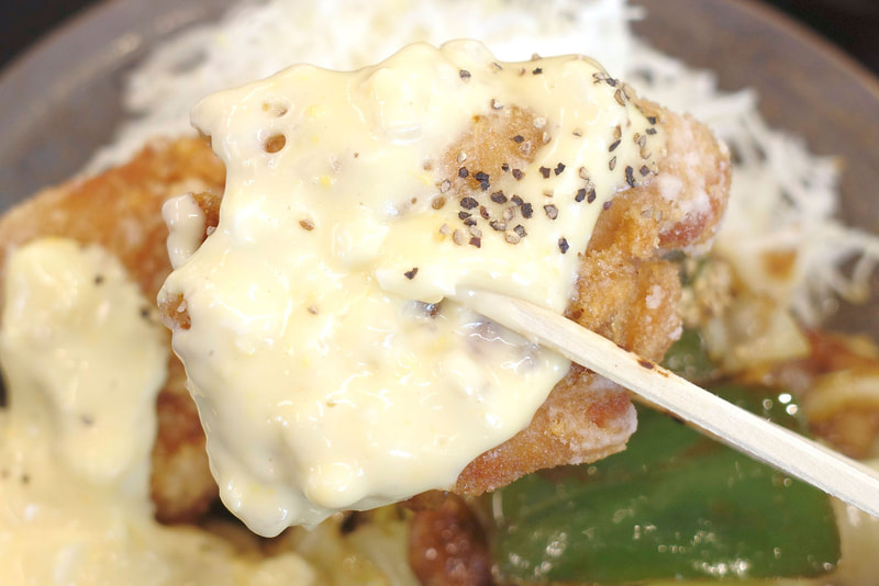 生姜醤油からあげはクリスピーな衣に生姜醤油の塩気と辛味、食欲をかき立てる味付けのタルタルソースが熱々ジューシーな鶏肉にクリーンヒットして激ウマ！