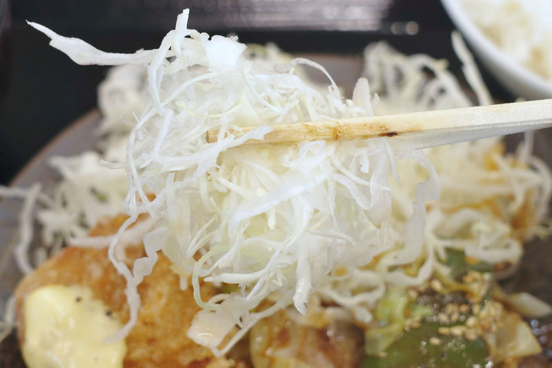 「生姜醤油からあげのタルタル回鍋肉定食」はオイリーなおかずが多いので、千切りキャベツは箸休めにピッタリ！