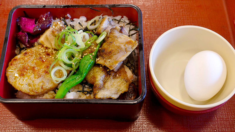 「とろたま炭火焼き鶏重」の生玉子は殻付きのまま別容器で提供されます