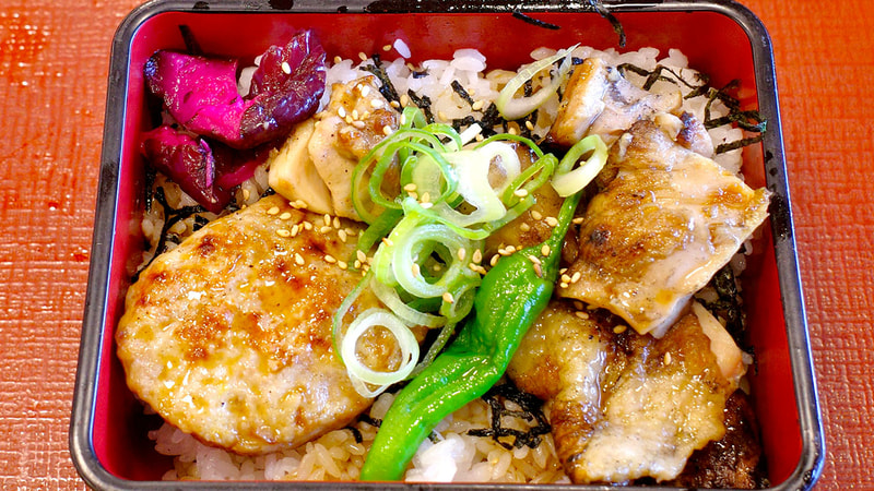 まずは「炭火焼き鶏重」スタイルで食事開始！